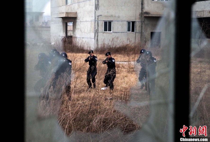 2月28日,安徽省淮北市公安局特警支队干警在进