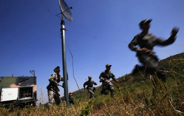 通信兵部队在进行野外作战演习。
