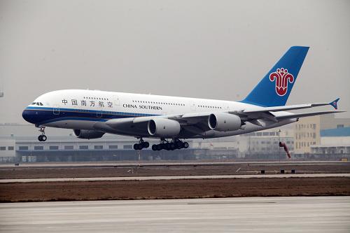 3月2日,一架从法国图卢兹飞来的空客a380飞机准备降落在天津滨海国际