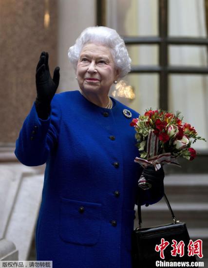 资料图：当地时间2012年12月18日，英国伦敦，英女王伊莉莎白二世与英国外交大臣威廉・黑格访问英国外交及联邦事务部。