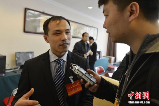 3月2日，参加十二届全国人大一次会议的山西代表团抵达北京。来自山西的全国人大代表、“农民工”董林接受记者采访。中新社发 韦亮 摄