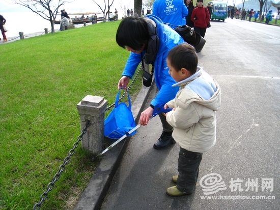 杭网义工西湖环保在行动(组图)