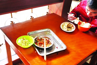 武汉高校食堂剩饭调查:半小时装满160升泔水桶