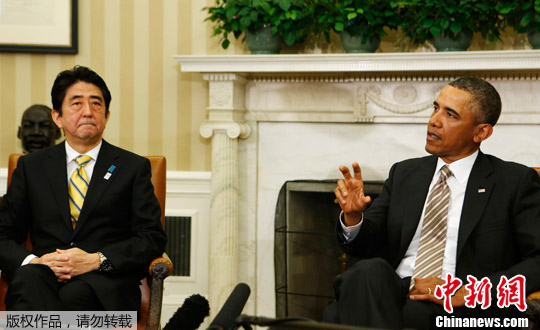 资料图：2月22日，正在美国访问的日本首相安倍晋三在白宫与奥巴马进行首次会晤。