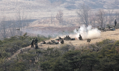 2月26日消息，朝鲜最高领导人金正恩亲临炮兵部队检阅作战能力。图中炮击场景由朝鲜媒体提供，未透露具体日期。