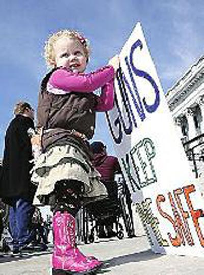 美国2岁女孩背玩具枪抗议禁枪 约300人携枪抗