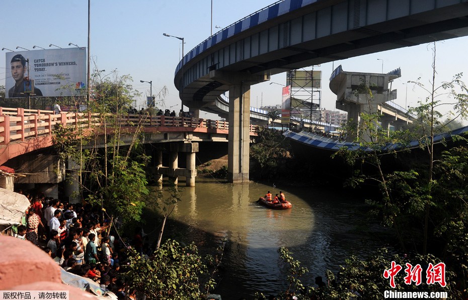 印度加尔各答一立交桥部分坍塌 共造成3人受伤