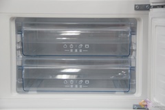 这款美菱BCD-261ZE3BDJ三门冰箱的总容积为261升，冷藏室为125升、冷冻室为81升、变温室为55升。这款冰箱同样到达了一级能效水平，日耗电量仅0.51度。