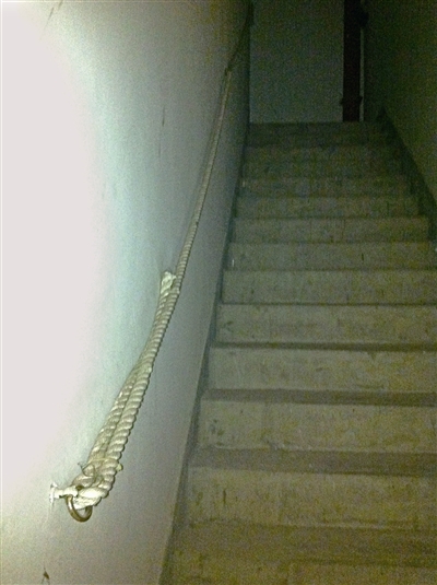 温州麻绳充当住宅楼梯扶手 称为保证疏散楼梯宽度(图)-搜狐滚动