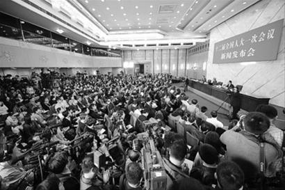 十二届全国人大一次会议今在北京人民大会堂举行新闻发布会 新华社发