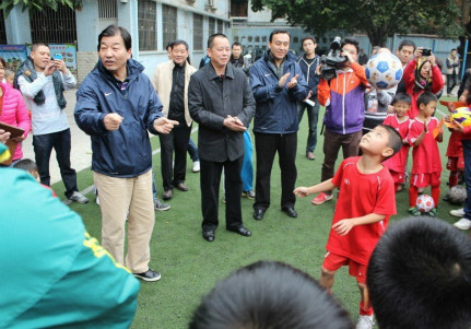 中国的足球人口_...扩大足球人口奠定中国足球长远发展的人才基础.校园足球不