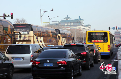 [组图"两会"车队低调出行 排队等红灯-搜狐汽车