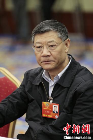 3月4日，全国政协委员、住建部部长姜伟新在北京友谊宾馆参加中共界政协委员联组讨论。中新社发 杜洋 摄