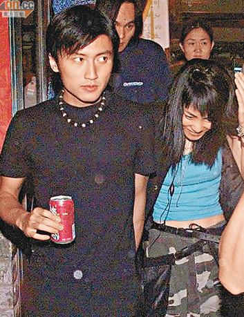 王菲谢霆锋昔日牵手照曝光 女方小鸟依人(图)-搜狐 ...
