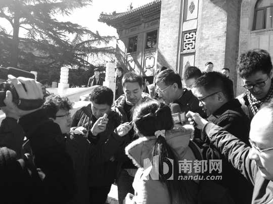 全国政协委员、住建部部长姜伟新一天三遭记者围堵。南都记者 吴渤 摄