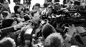 昨日，中国工程院院士、全国人大代表钟南山遭媒体围堵采访。 CFP 图