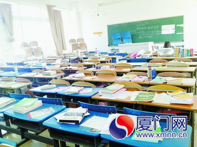 厦门高校自习座位紧俏学生为考研抢占座位图