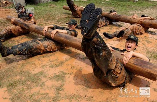组图:解放军女特种兵魔鬼训练罕见照(1)_中国军情_光明网