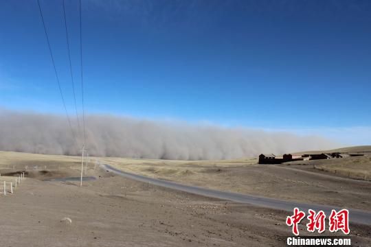 沙尘暴突袭甘肃山丹马场      中新网兰州3月5日电(记者