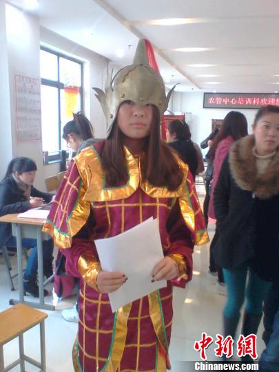 3月5日，肖可颜扮成“花木兰”在郑州女子专场招聘会求职。 师红垒 摄