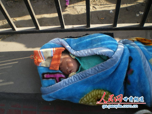 甘肃兰州一名1岁婴儿被弃医院门口 疑患有脑瘫