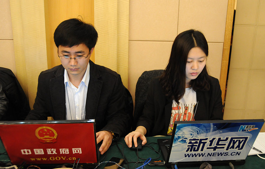 新华网、中国政府网直播工作人员准备就绪(图