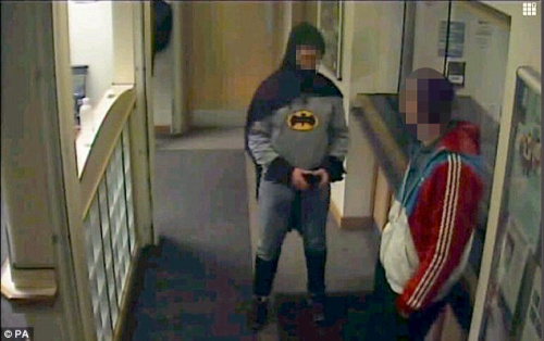 神秘男子乔装成蝙蝠侠，将一名窃盗嫌犯送进英国警局。
