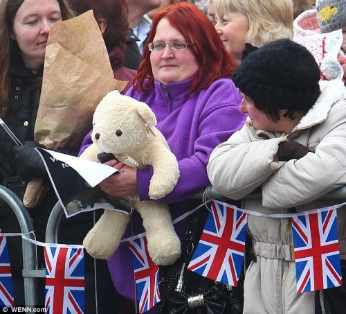 英国格里姆斯比民众欢迎凯特王妃到访，欲向其赠送礼物。