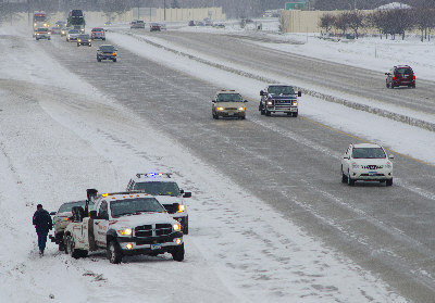 3月4日，北达科他州94号州际公路一辆汽车被困在雪地，被拖车解救。