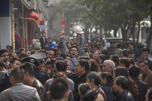 (社会)(1)重庆:二手房交易量激增 市民办手续排