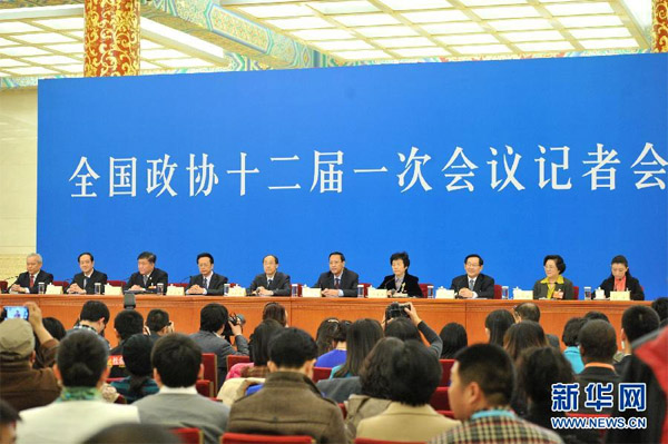 3月6日，全国政协十二届一次会议在北京人民大会堂举行记者会，民主党派中央和全国工商联领导人集体接受媒体采访。 新华社记者 戚恒
