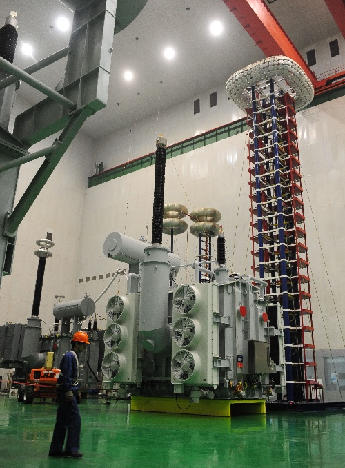 2月21日,工作人员在特变电工沈阳变压器集团公司变压器实验区工作