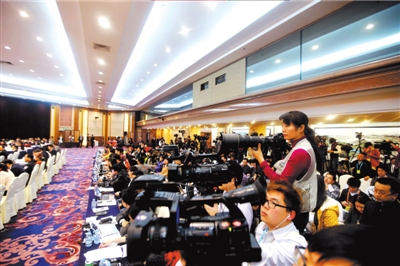 3月6日，十二届全国人大一次会议广东代表团全体会议向媒体开放，吸引200多名记者前来采访。新华社发