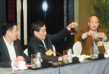 代表带300多件有毒食品到北京 骂奸商"王八蛋"