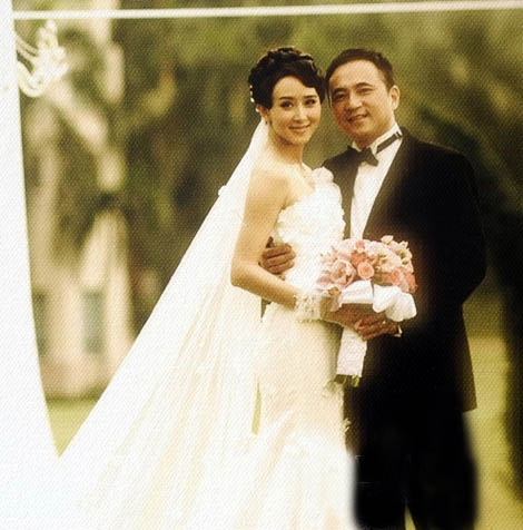 2008年09月27日,朱兆祥与胡静在马来西亚结婚,婚宴在吉隆坡金马宫