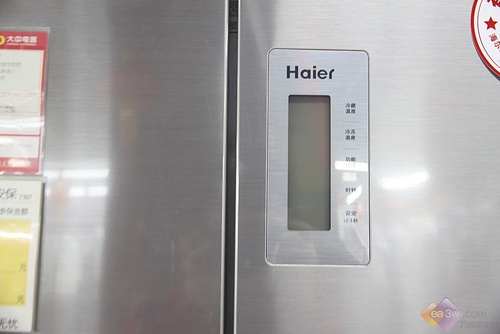 这款海尔多开门冰箱为其配置了一块触摸式液晶显示屏，触摸按键反应灵敏，通过温度模式设定，轻松一键式操控设计。不仅使用方便，寿命也更加延长。