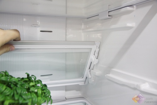移动式的制冰盒，可以更加方便快捷的制冰取冰。冰箱的速冻功能可以将冷冻室温度迅速降低到零下20度以下，急冻食物的新鲜，营养不会流失。