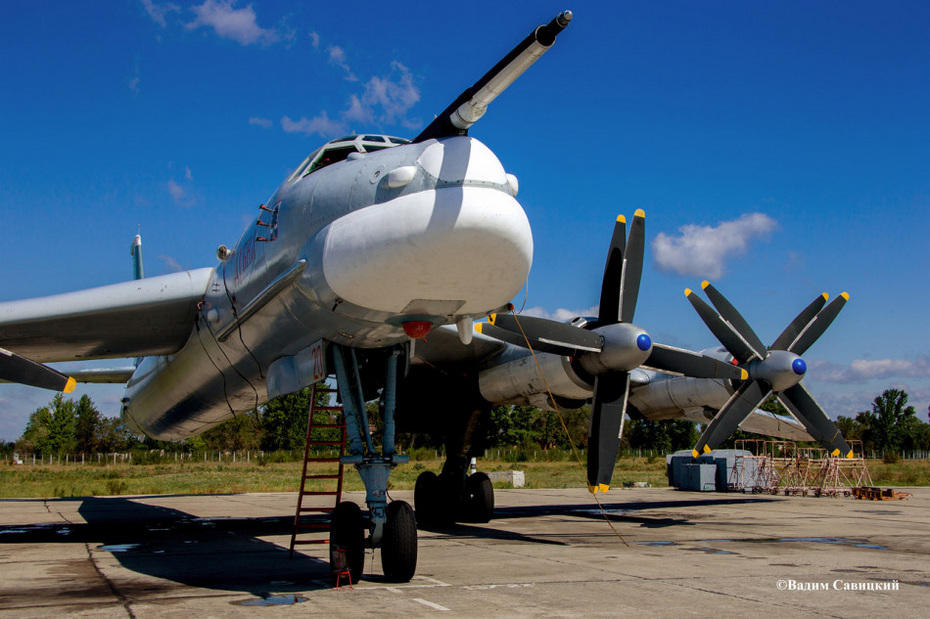 果然凶狠:俄军图-95MS战略轰炸机破云飞行