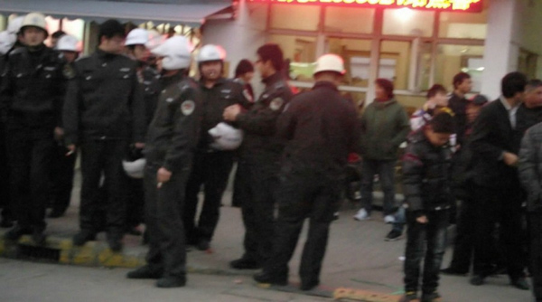 蘇州城管圍毆女販 遭數千市民圍住警車被推翻(組圖)