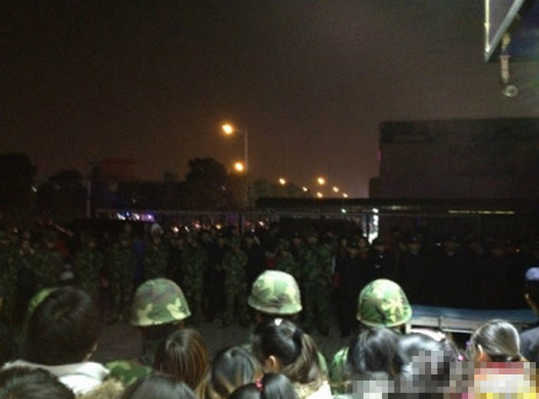 蘇州城管圍毆女販 遭數千市民圍住警車被推翻(組圖)