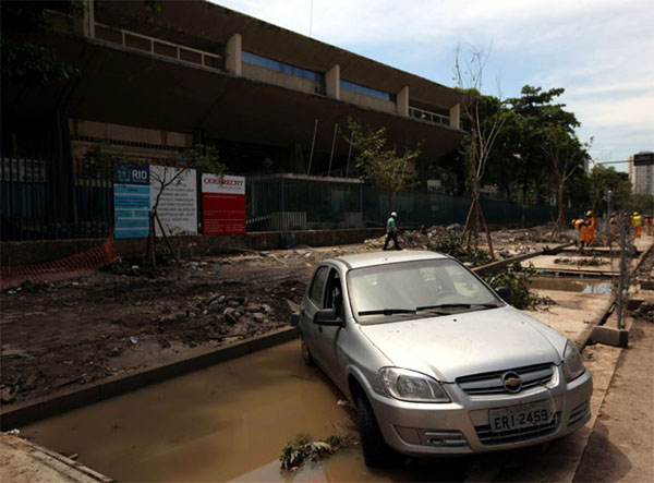 巴西遭暴雨袭击 全世界最大球场被淹成泥塘(图