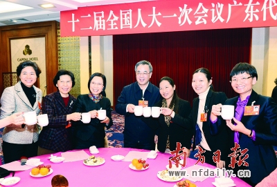 胡春华、朱小丹与女代表、女记者、女工作人员共庆节日。南方日报特派记者　王辉　摄
