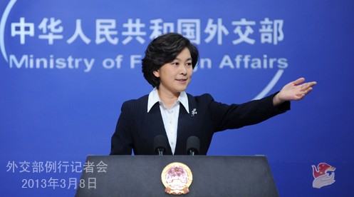 2013年3月8日，外交部发言人华春莹主持例行记者会。