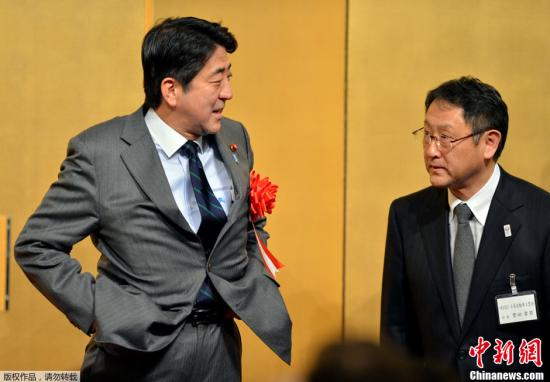资料图：当地时间1月7日，日本东京，首相安倍晋三（左）在新年招待会上与日本企业界代表会晤。