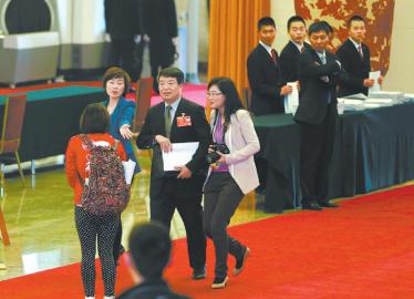 本报记者王丹（右一）邀请国土资源部部长徐绍史接受采访。冯永斌供图