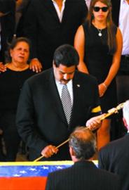 马杜罗（中）准备将一把玻利瓦尔佩剑的复制品安放在查韦斯的棺椁上