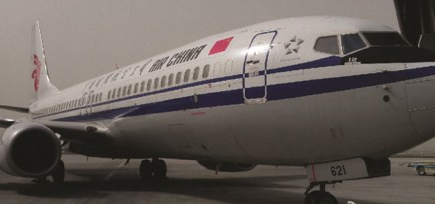天津机场飞机因大风吹动撞上廊桥 地铁因风停