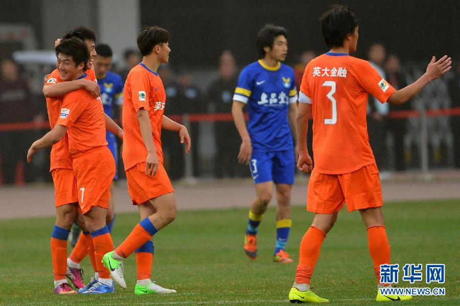 山东鲁能队球员崔鹏(左三)在比赛中与队友