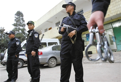 3月1日，云南省昭通市大关县公安局民警全副武装，准备抓捕拐卖犯罪嫌疑人。