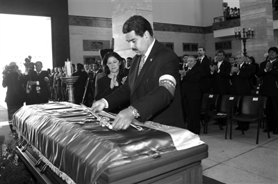 3月8日，委内瑞拉首都加拉加斯，副总统马杜罗将一把委内瑞拉国父西蒙・玻利瓦尔佩剑的复制品轻轻安放在查韦斯的棺椁上。